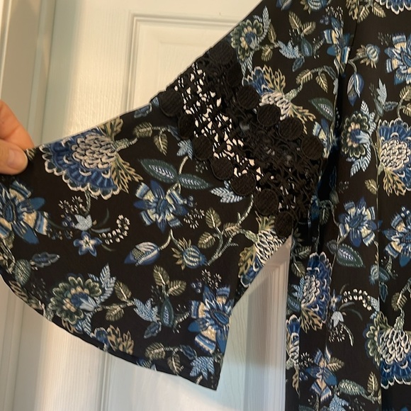 New Directions - black with blue, tan, moss green floral top - Lacey - 1X - Picture 5 of 5